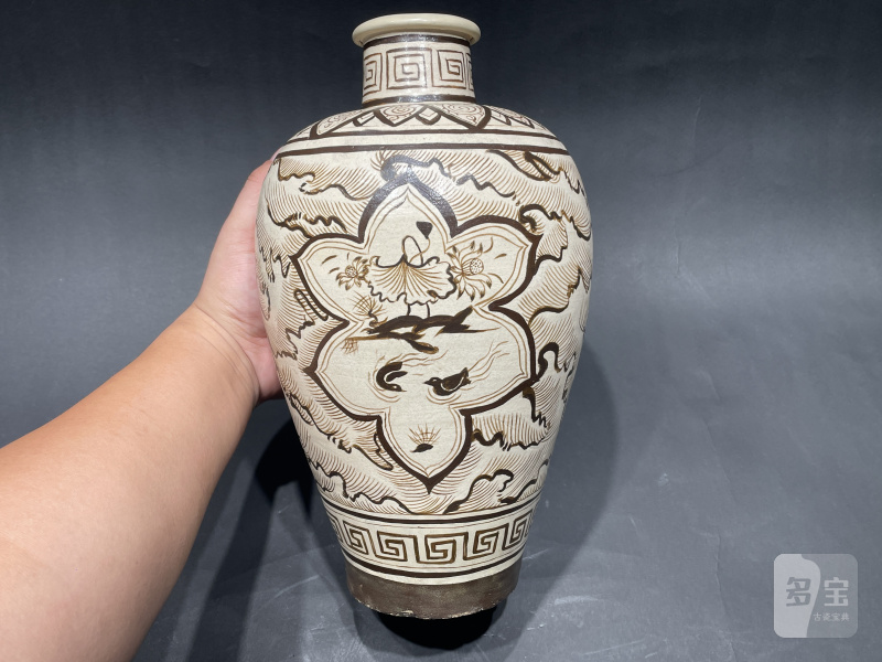 明 吉州窑开光鸳鸯纹梅瓶 - 图2